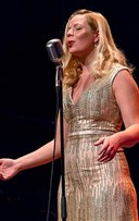 Anna Stevens sing Swing