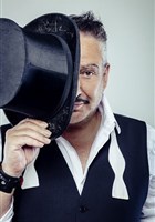 Dani Lary dans Au nom du p�re, du fils et de la magie