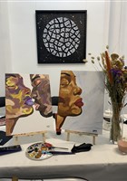 Ap�ro-Peinture : un pinceau dans une main, un verre dans l'autre