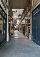 Rallye photos en autonomie : Lisa dans les passages couverts - par Balade-toi